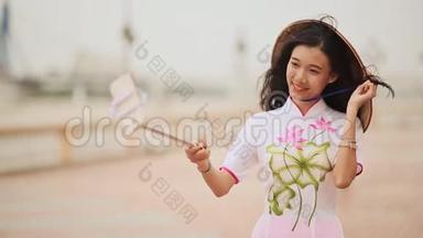 穿着<strong>越南民族</strong>传统服装的女孩自己用手机拍照。